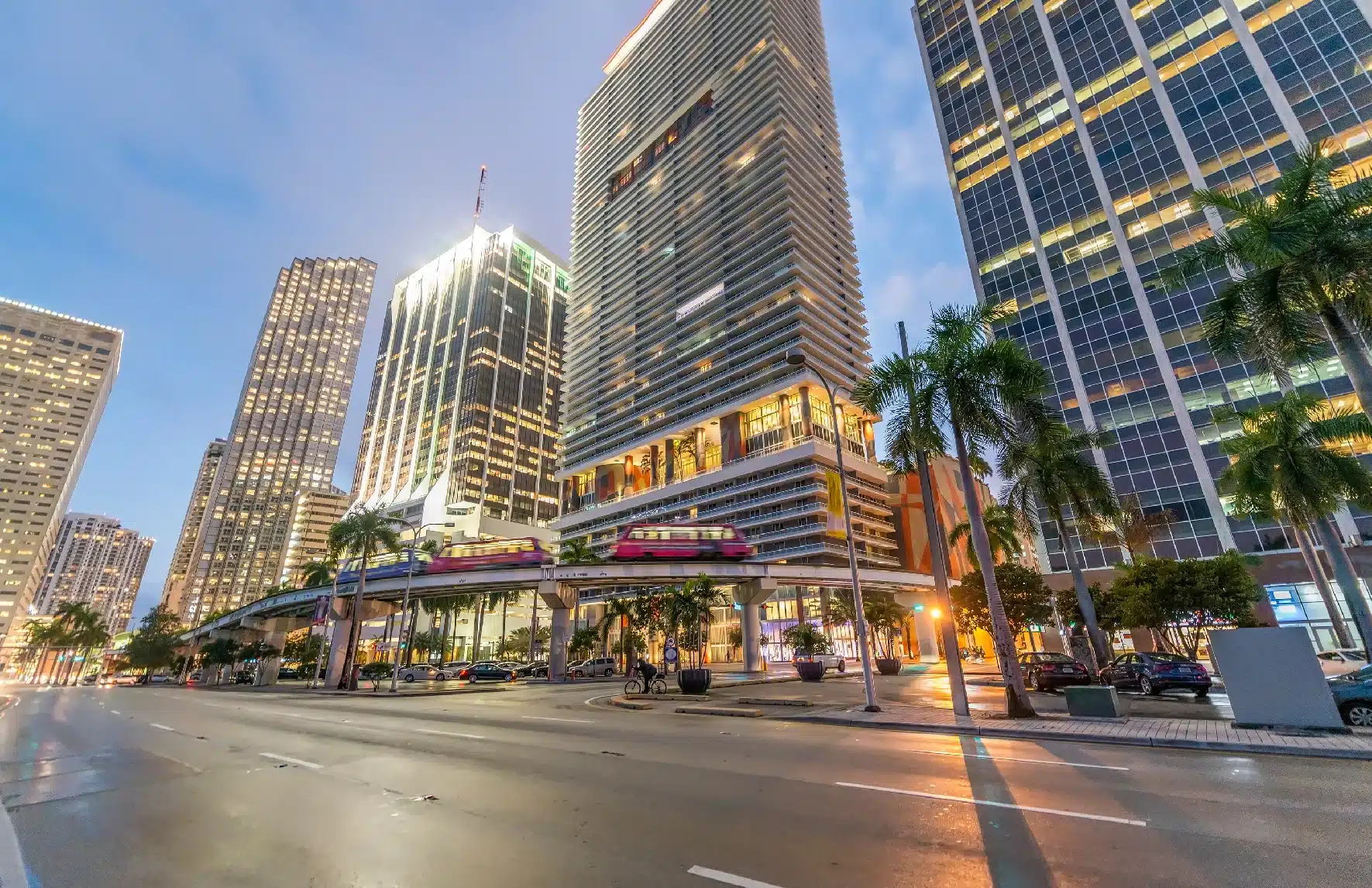 Propiedades en Brickell, bienes raíces de lujo, Gaby Fruch Team, inversión en Brickell, asesoría inmobiliaria Miami, residencias exclusivas Brickell, mercado de lujo en Miami, propiedades exclusivas Brickell, bienes raíces premium Miami, compra de propiedades de lujo